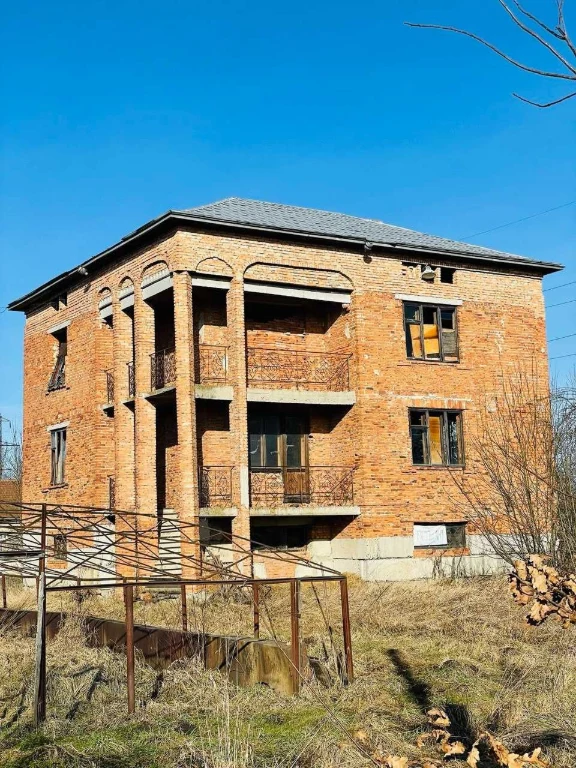 Недобудова 70% готовності, 576 м², с. Раневичі, 23 сотки, Др