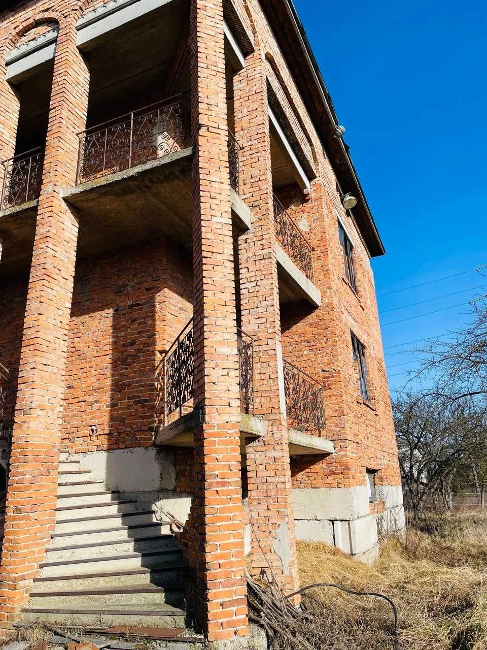 Недобудова 70% готовності, 576 м², с. Раневичі, 23 сотки, Др