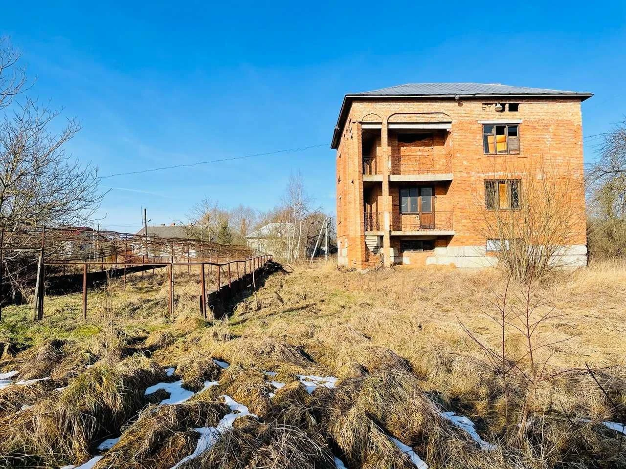 Недобудова 70% готовності, 576 м², с. Раневичі, 23 сотки, Др