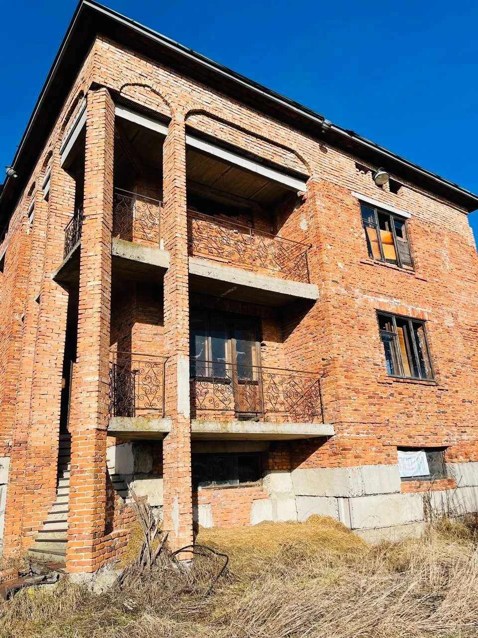 Недобудова 70% готовності, 576 м², с. Раневичі, 23 сотки, Др