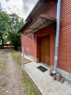 Продаж частини будинку з комерційним приміщенням по вул. Сам