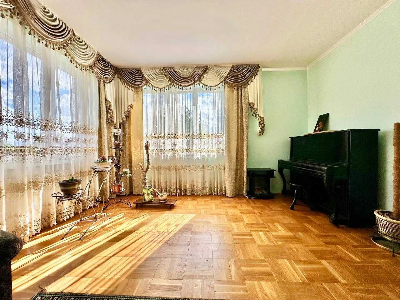 Продаж частини будинку з ділянкою у м.Дрогобич (вул. Довбуша