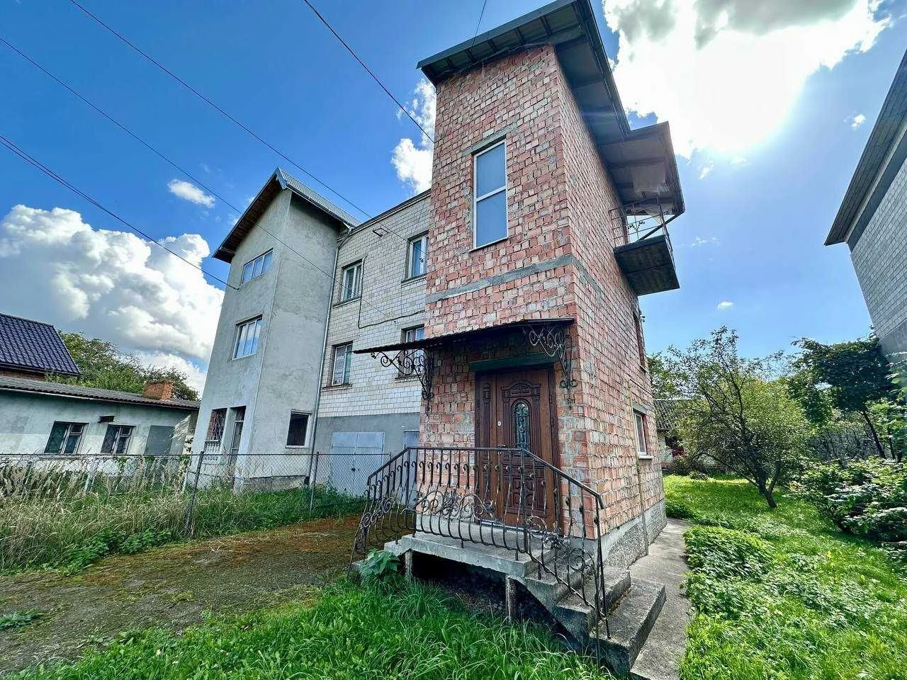 Продаж частини будинку з ділянкою у м.Дрогобич (вул. Довбуша