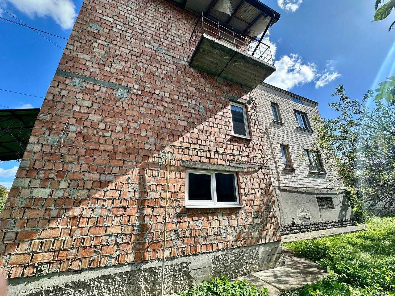 Продаж частини будинку з ділянкою у м.Дрогобич (вул. Довбуша