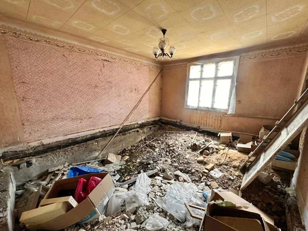 Продаж будинку під кап. ремонт, земля, у м. Дрогобич!