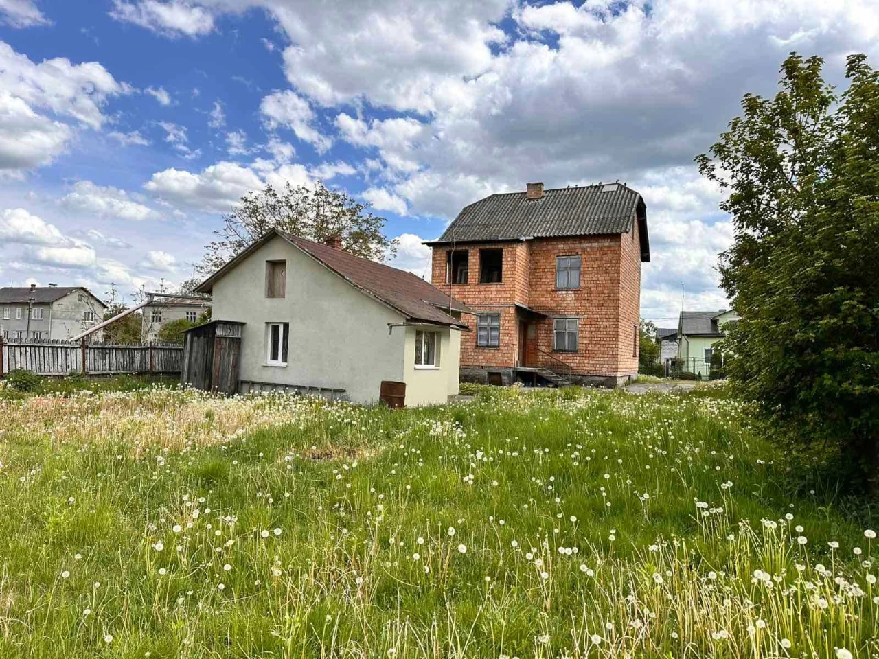 Продається двоповерховий будинок + земля, біля ліцею №2, м.
