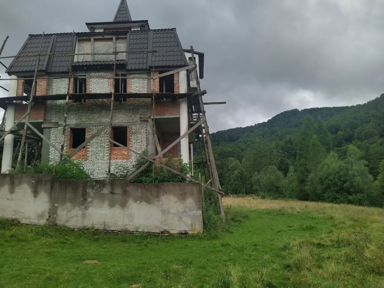 Незавершене будівництво 2022 року