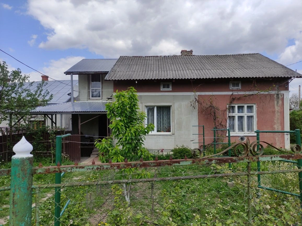 Продаю половину Будинку,цегл гараж та прибуд зем ділянку пл