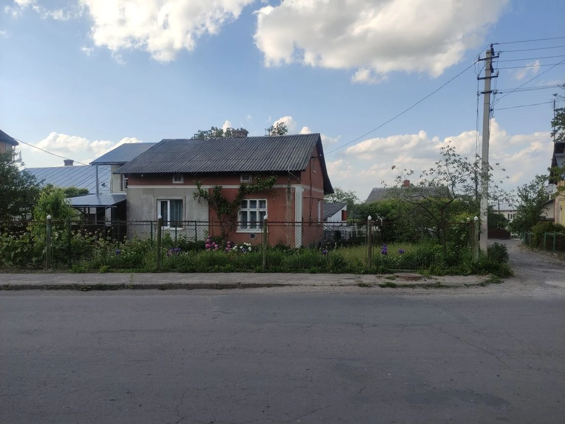 Продаю половину Будинку,цегл гараж та прибуд зем ділянку пл