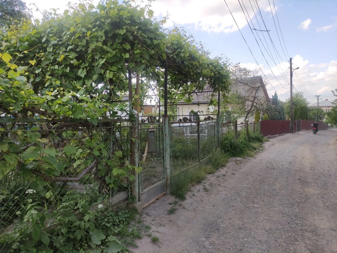 Продаю половину Будинку,цегл гараж та прибуд зем ділянку пл