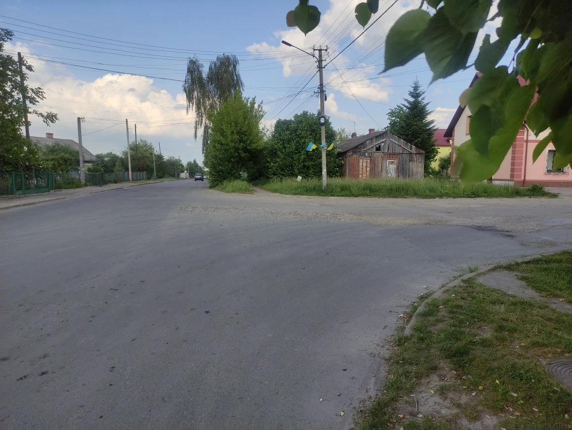 Продаю половину Будинку,цегл гараж та прибуд зем ділянку пл