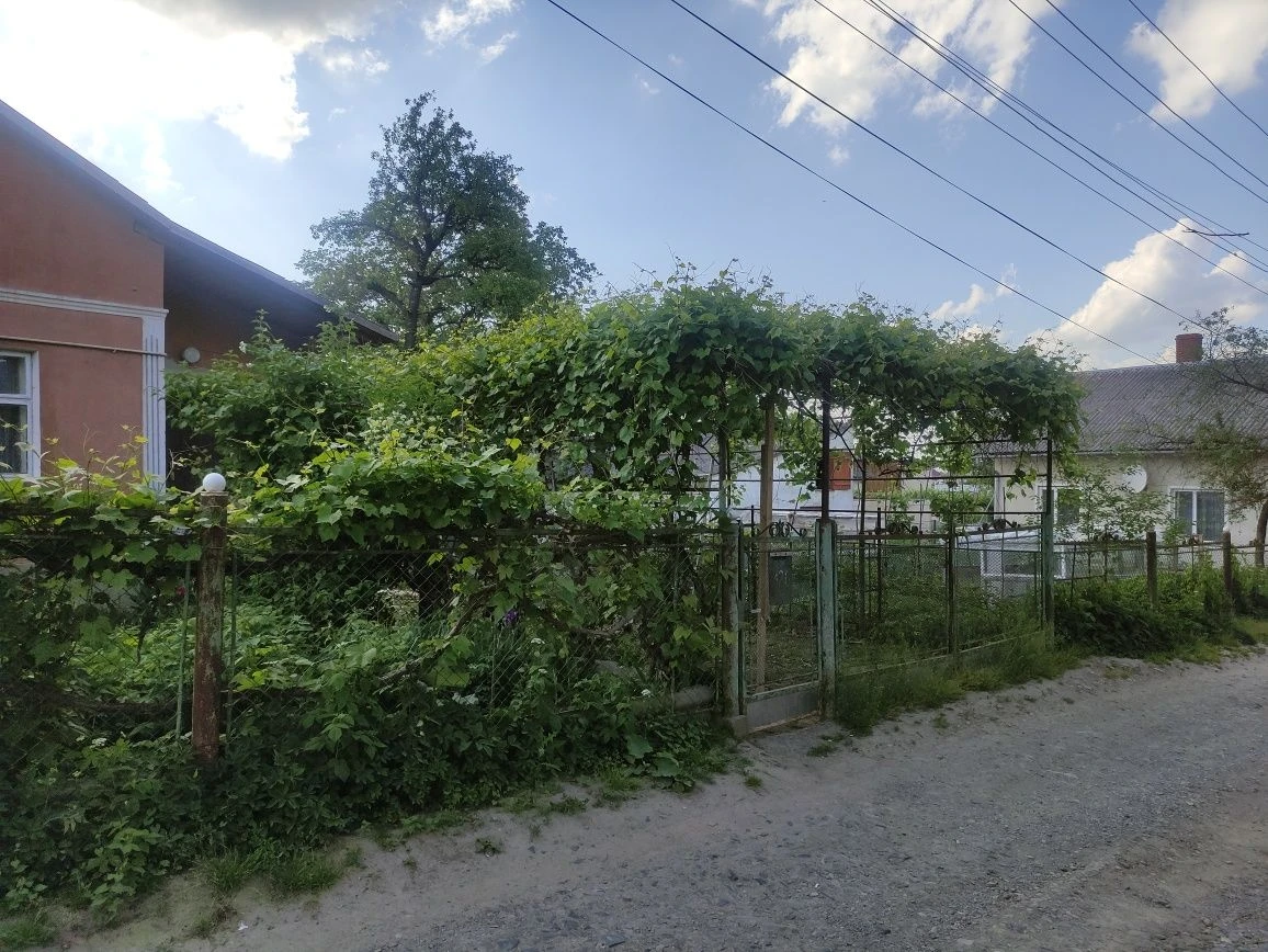 Продаю половину Будинку,цегл гараж та прибуд зем ділянку пл