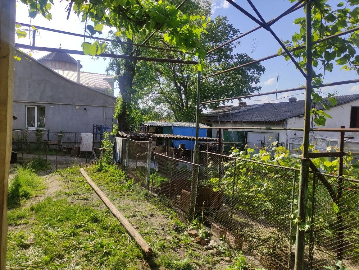 Продаю половину Будинку,цегл гараж та прибуд зем ділянку пл