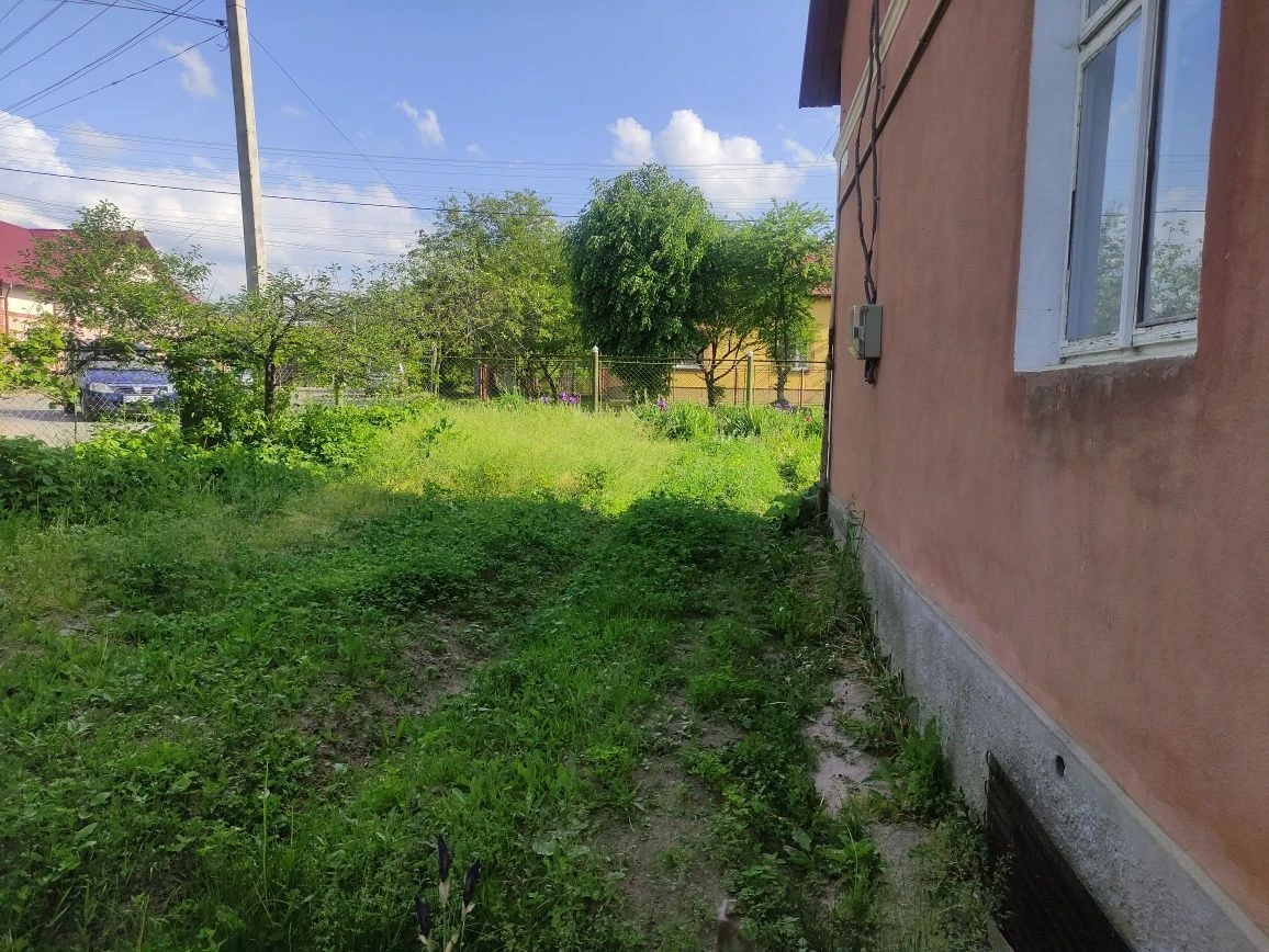Продаю половину Будинку,цегл гараж та прибуд зем ділянку пл