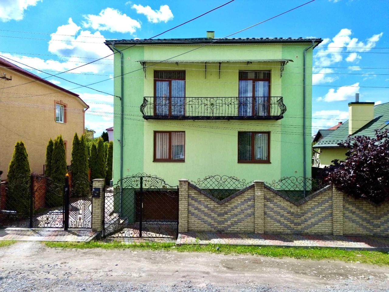 Продається просторий цегляний будинок у м.Дрогобич!!