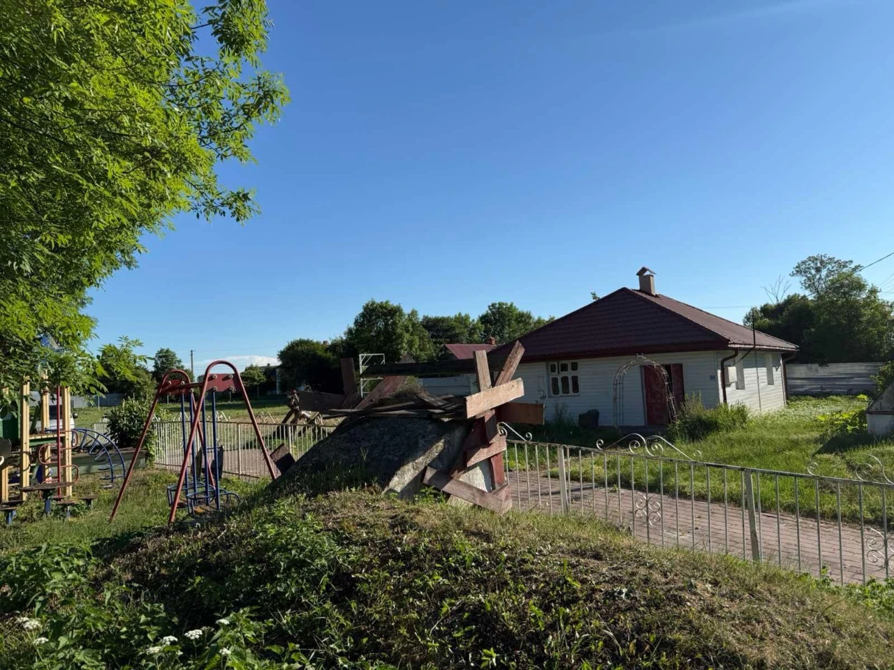 Будинок із великою земельною ділянкою.60 км від Львова,Золоч