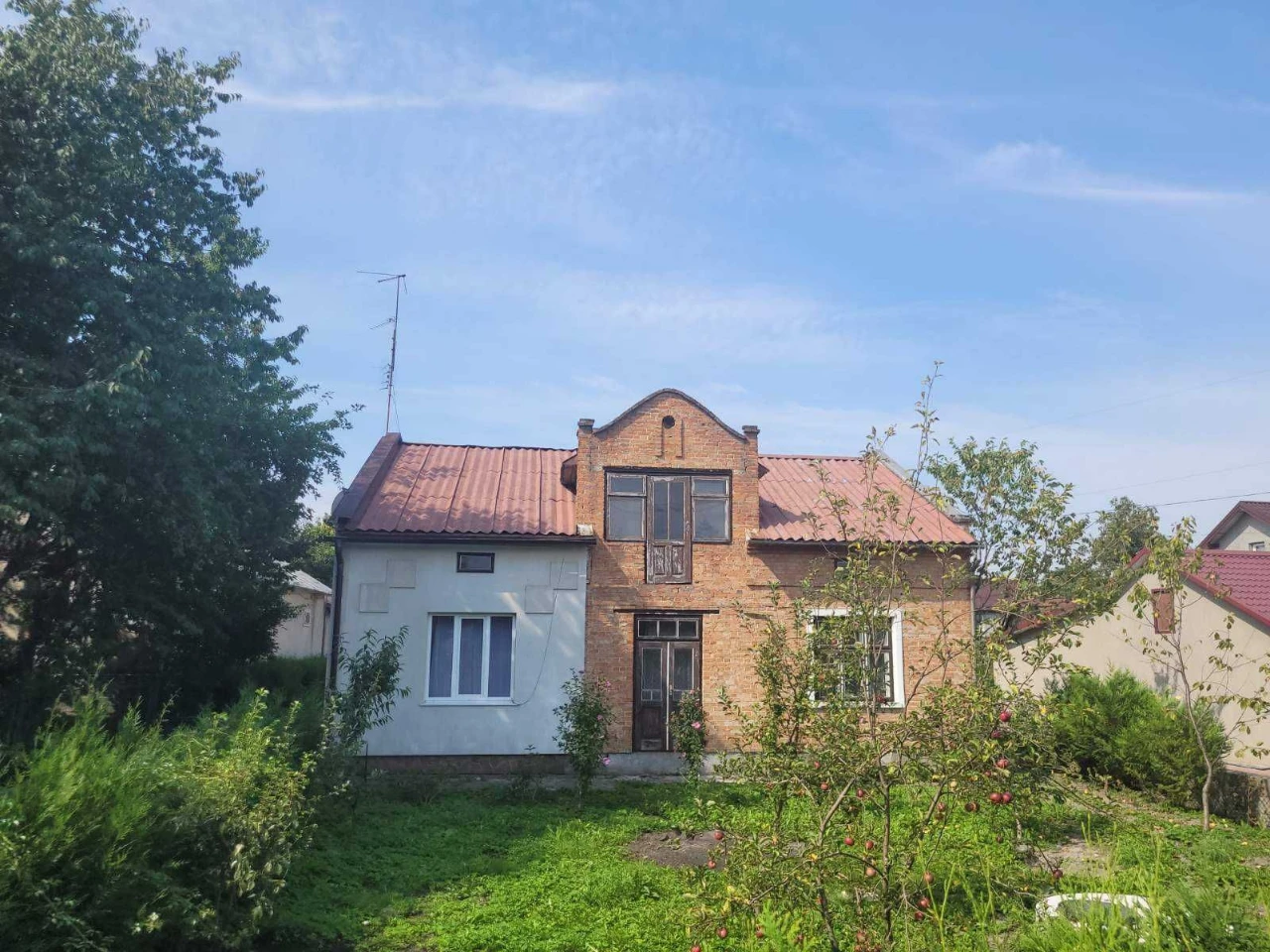 Продаж: половина житлового будинку та земельна ділянка 10 со