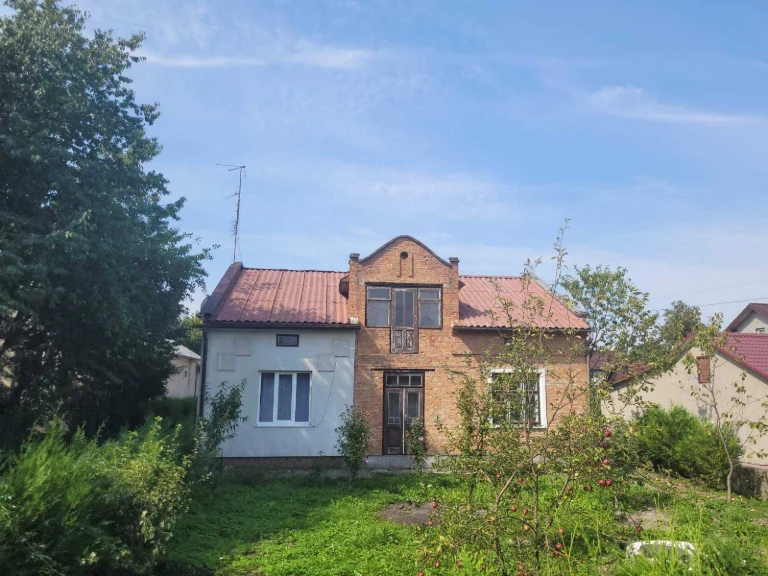 Продаж: половина житлового будинку та земельна ділянка 10 со