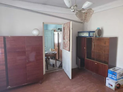 Продаж: половина житлового будинку та земельна ділянка 10 со