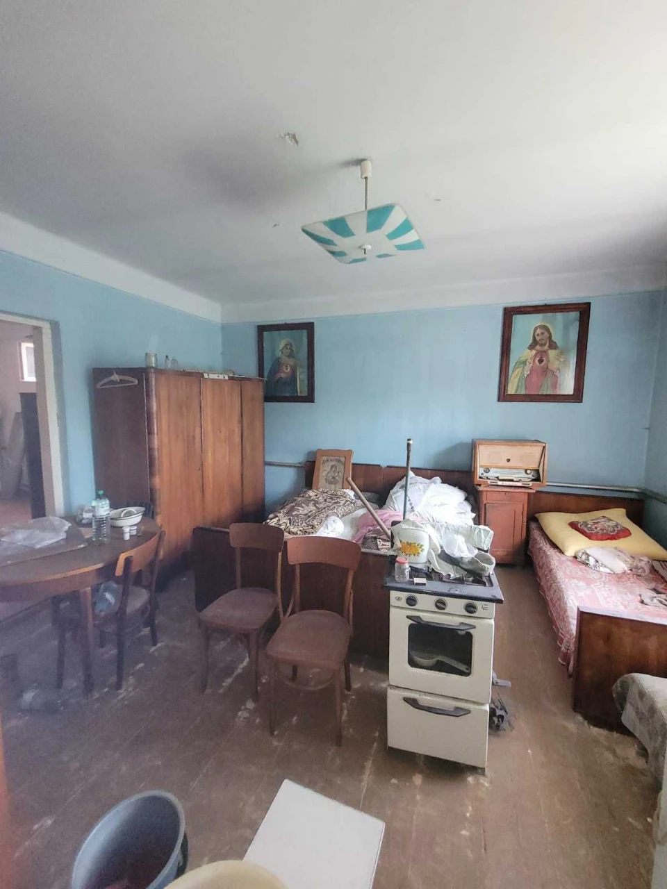 Продаж: половина житлового будинку та земельна ділянка 10 со