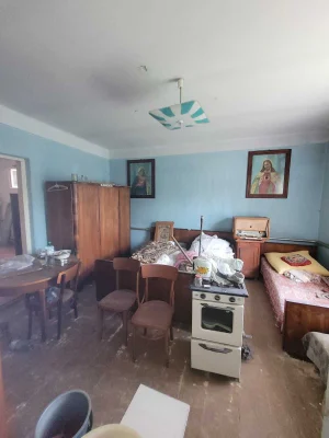 Продаж: половина житлового будинку та земельна ділянка 10 со