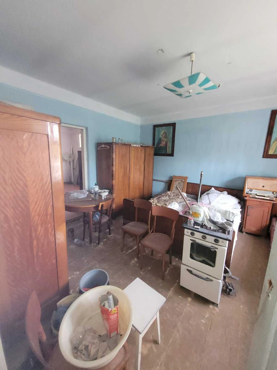 Продаж: половина житлового будинку та земельна ділянка 10 со