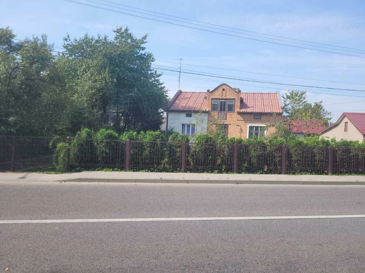 Продаж: половина житлового будинку та земельна ділянка 10 со