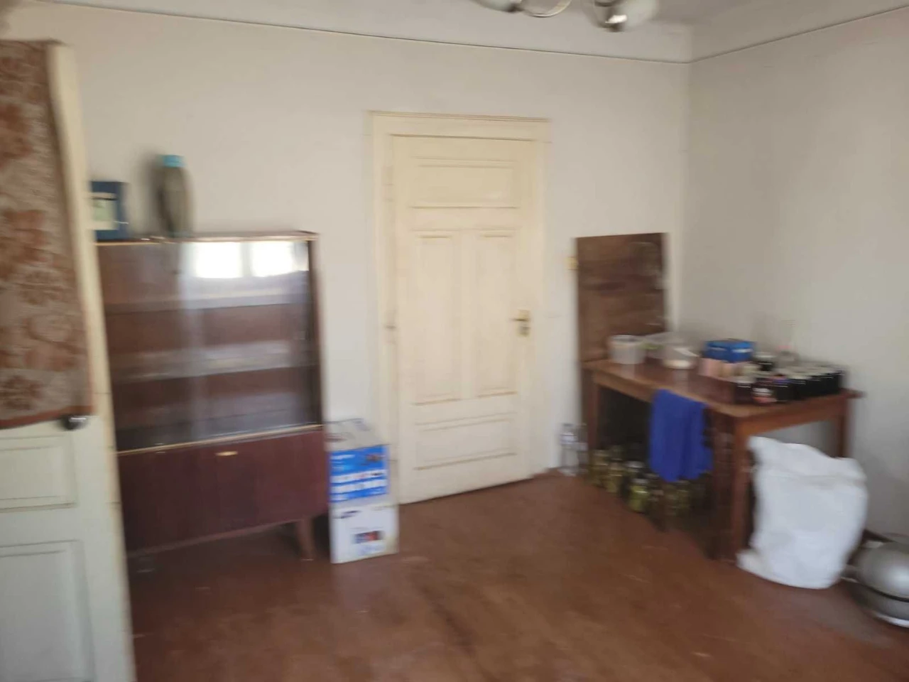 Продаж: половина житлового будинку та земельна ділянка 10 со
