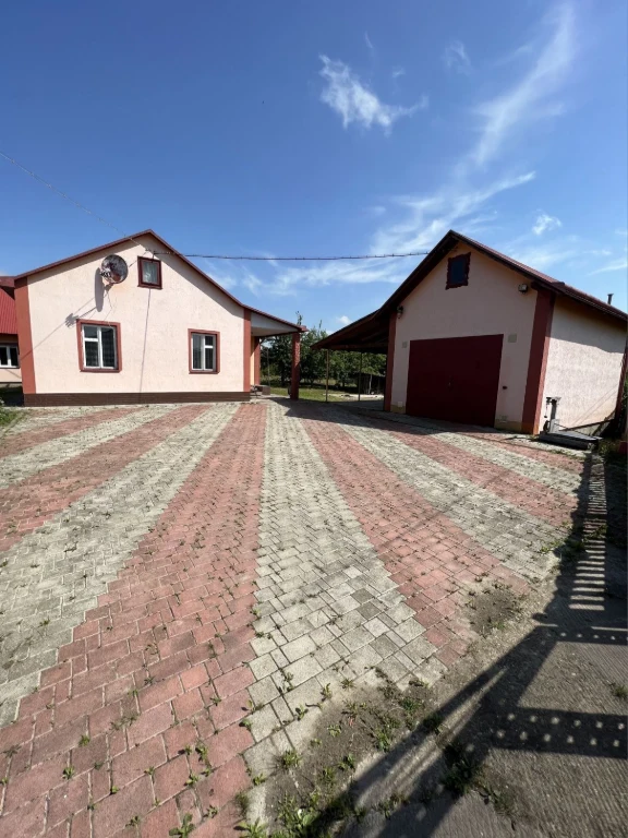 Продаж будинку з територією