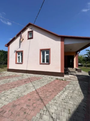 Продаж будинку з територією
