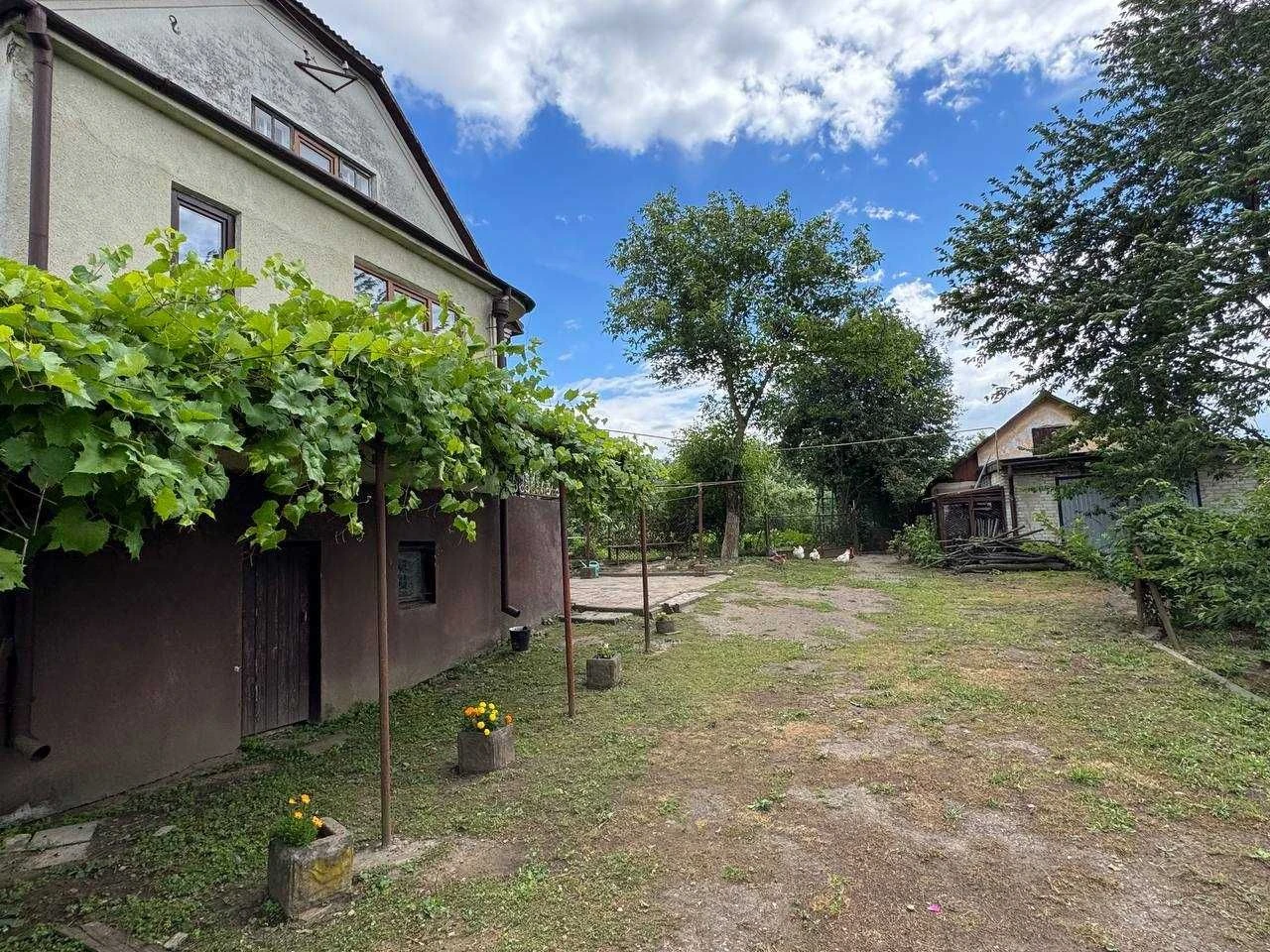Продається будинок з ділянкою 30 сотих у місті Мостиська