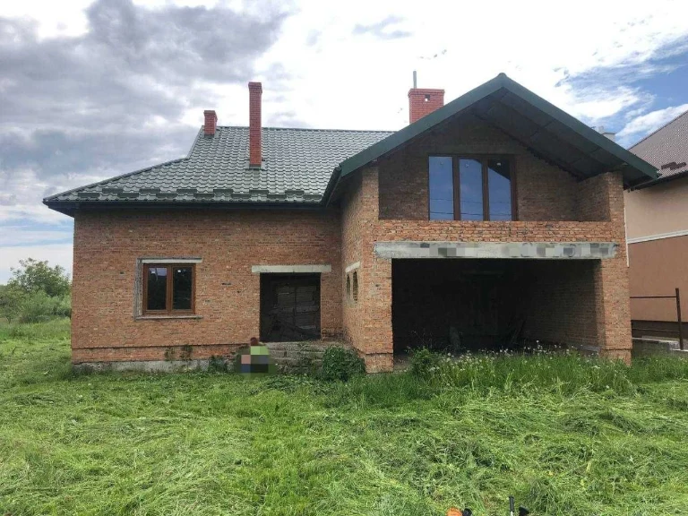Продається двоповерховий будинок з гаражем