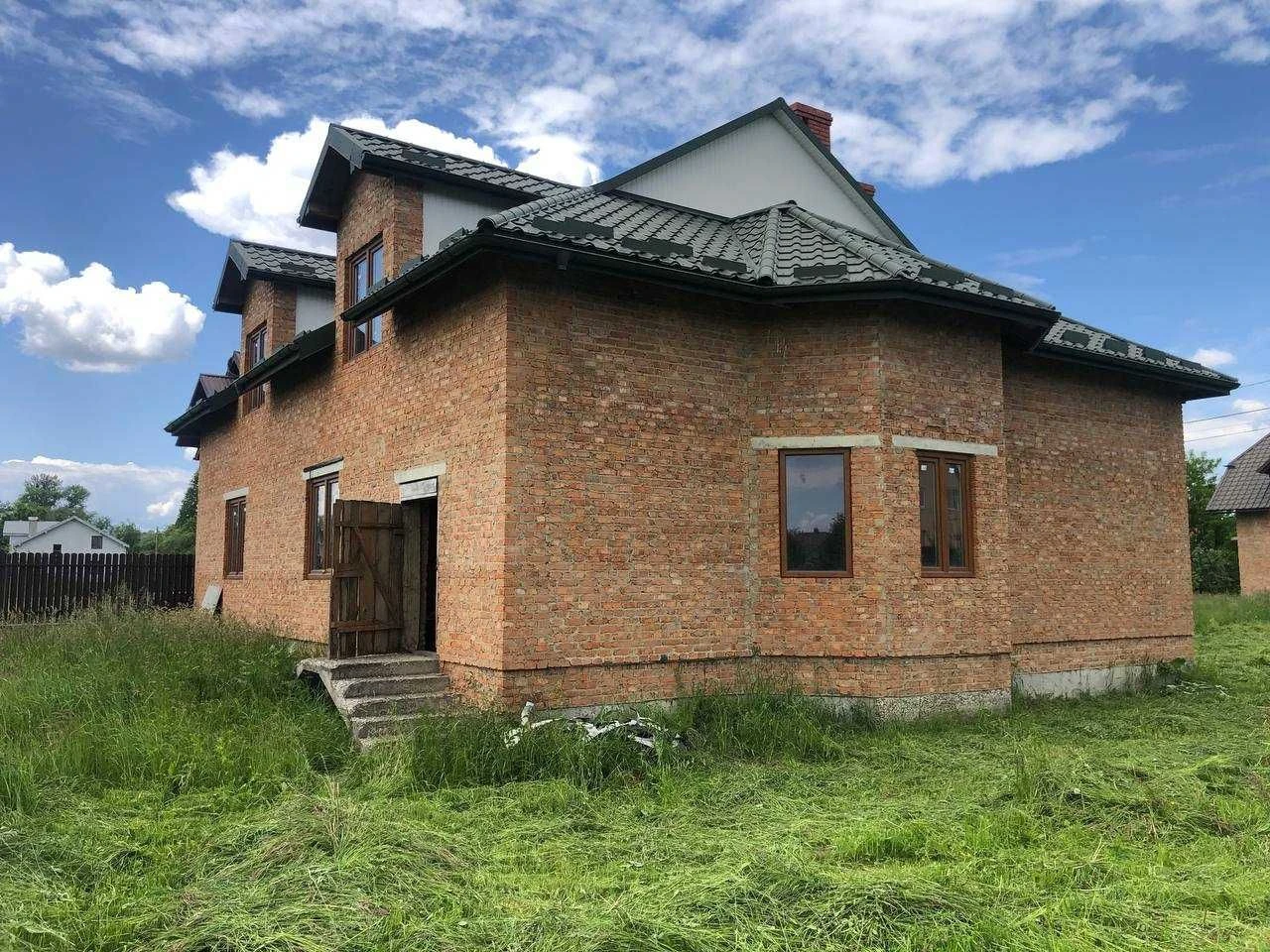 Продається двоповерховий будинок з гаражем