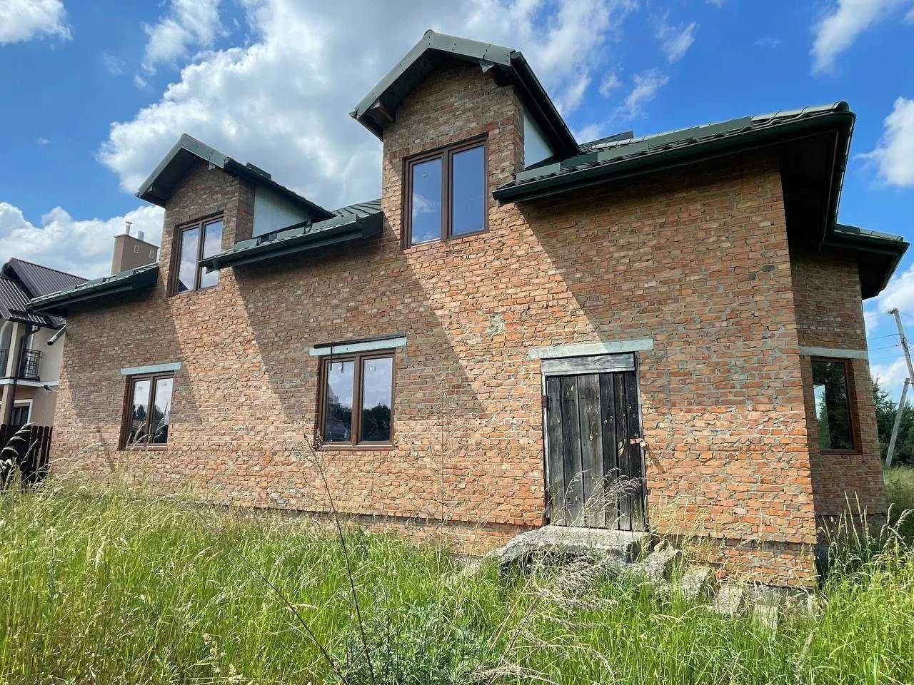Продається двоповерховий будинок з гаражем
