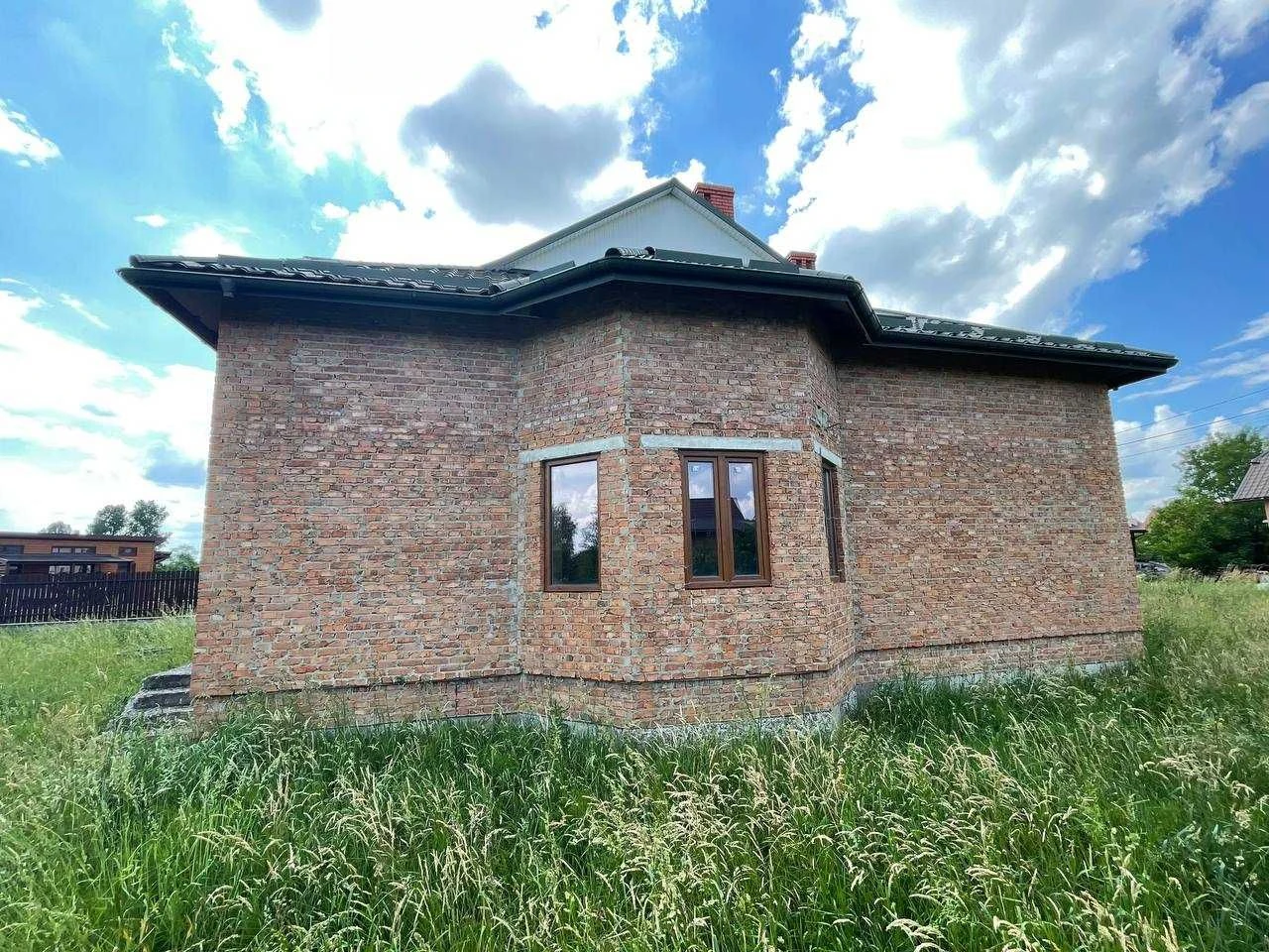 Продається двоповерховий будинок з гаражем