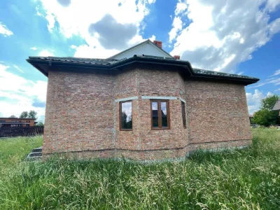 Продається двоповерховий будинок з гаражем