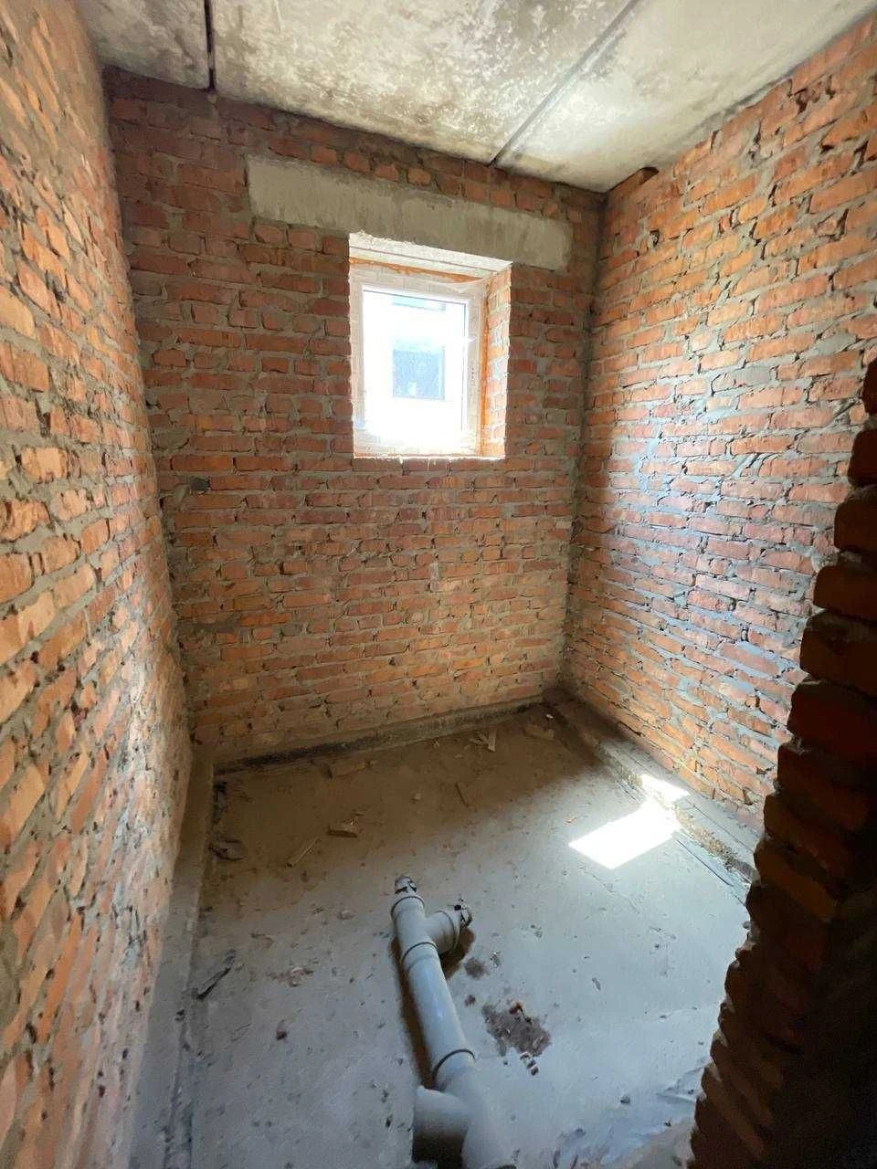 Продається двоповерховий будинок з гаражем
