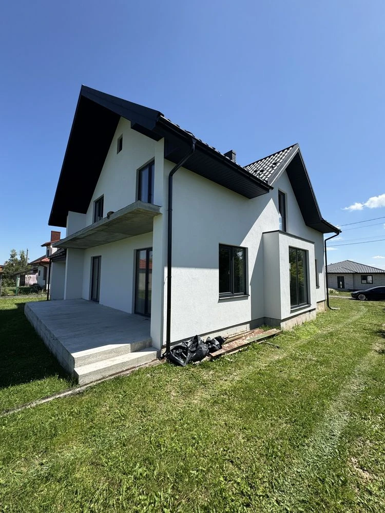 Продаж будинку з ділянкою на 10 соток