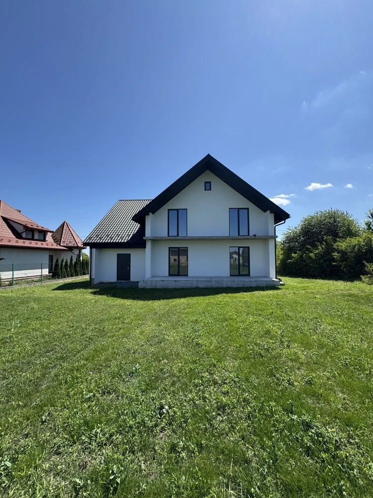 Продаж будинку з ділянкою на 10 соток