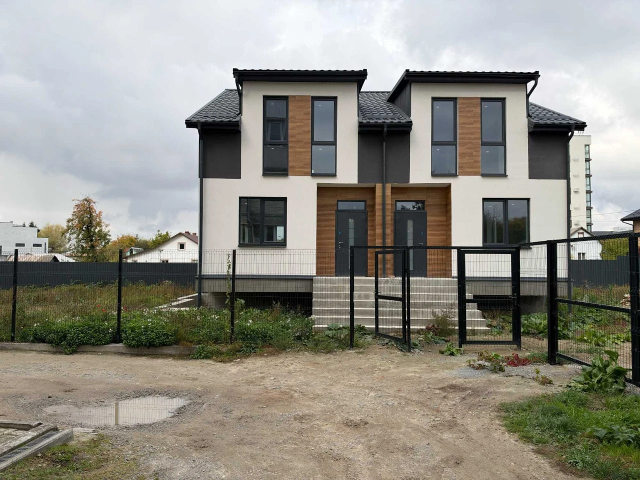 Продаж котеджу 85 м² з підвалом 40 м² у центрі Пустомит