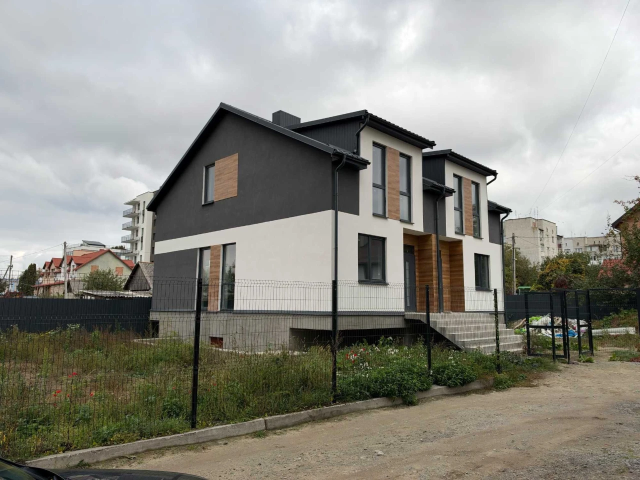 Продаж котеджу 85 м² з підвалом 40 м² у центрі Пустомит