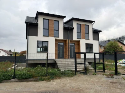 Продаж котеджу 85 м² з підвалом 40 м² у центрі Пустомит