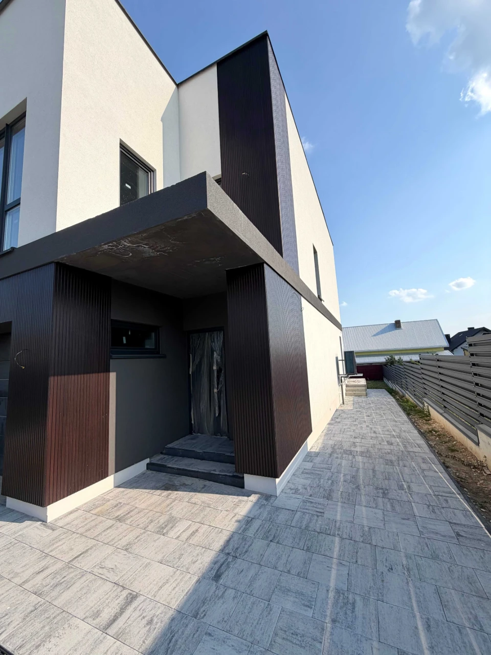 Продаж сучасного будинку з ремонтом 150м та ділянкою 4 сотки