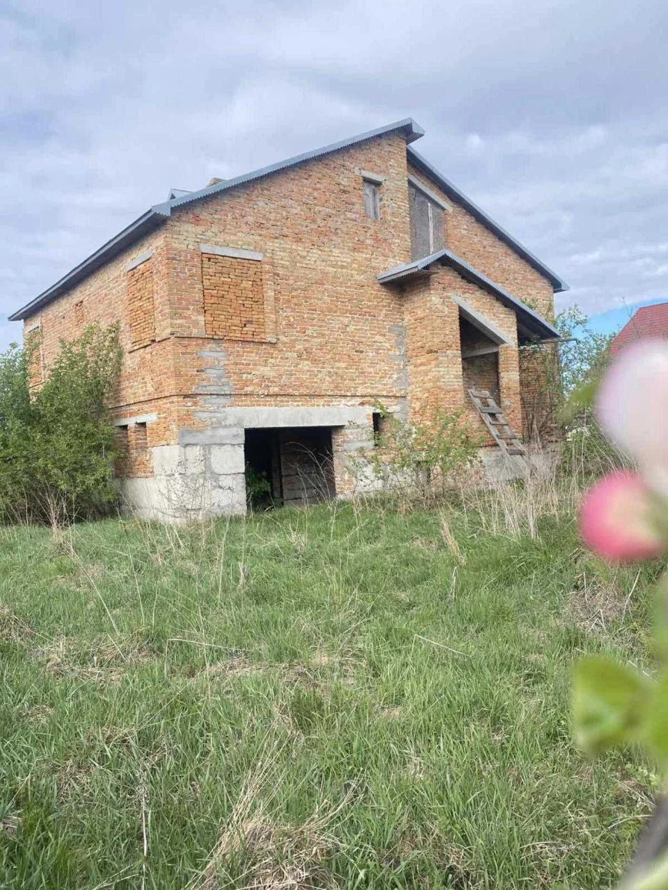 Продається будинок та земельна ділянка 10 сот., м. Раехів