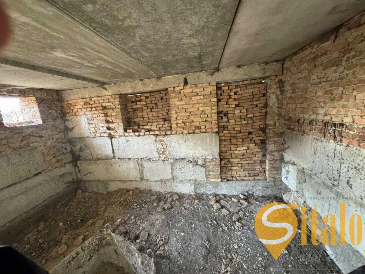 Продається будинок та земельна ділянка 10 сот., м. Раехів