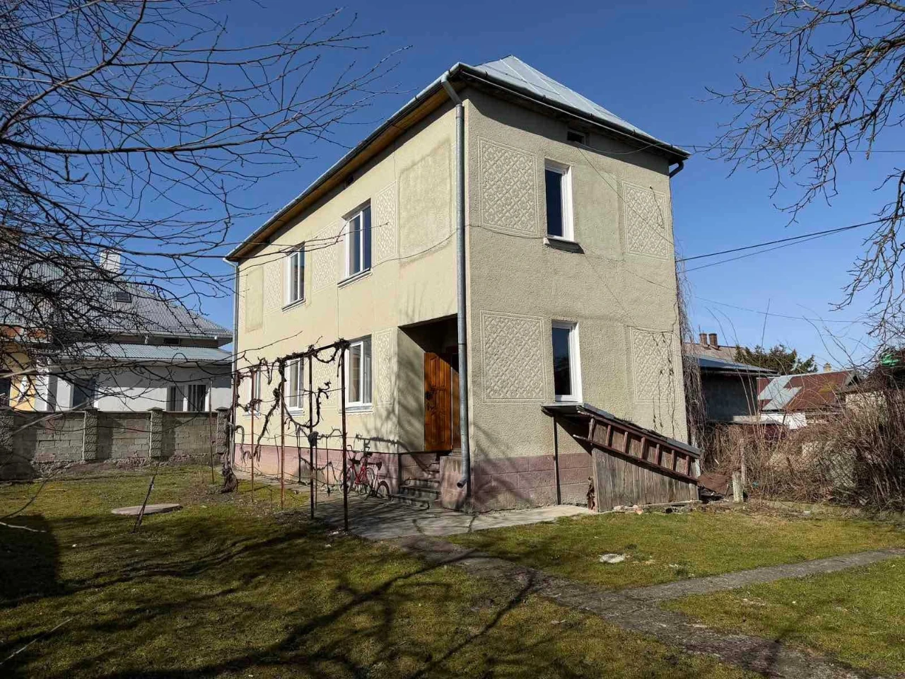 Продаж двоповерхового будинку із земельною ділянкою у м. Сам