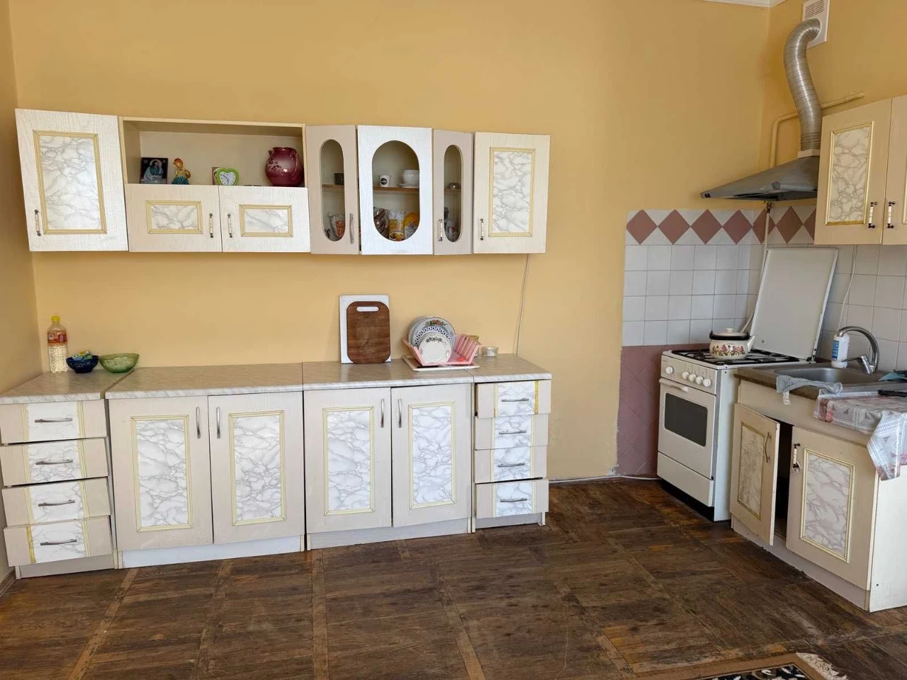 Продаж двоповерхового будинку із земельною ділянкою у м. Сам