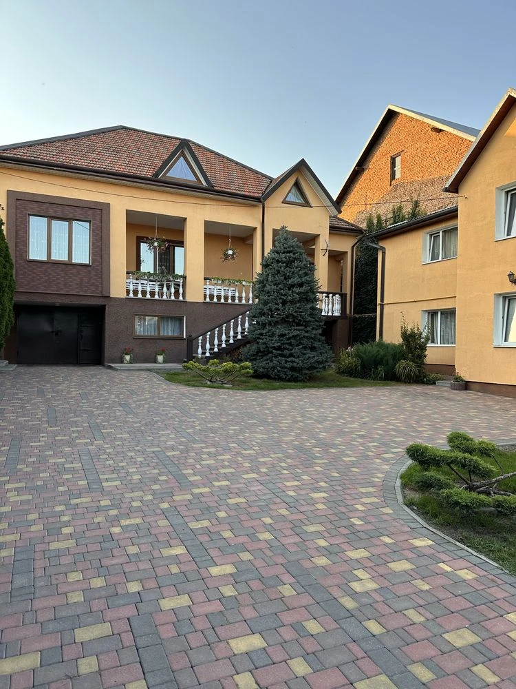 Продаються два будинки на одній ділянці