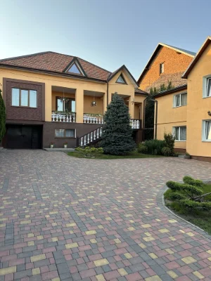 Продаються два будинки на одній ділянці