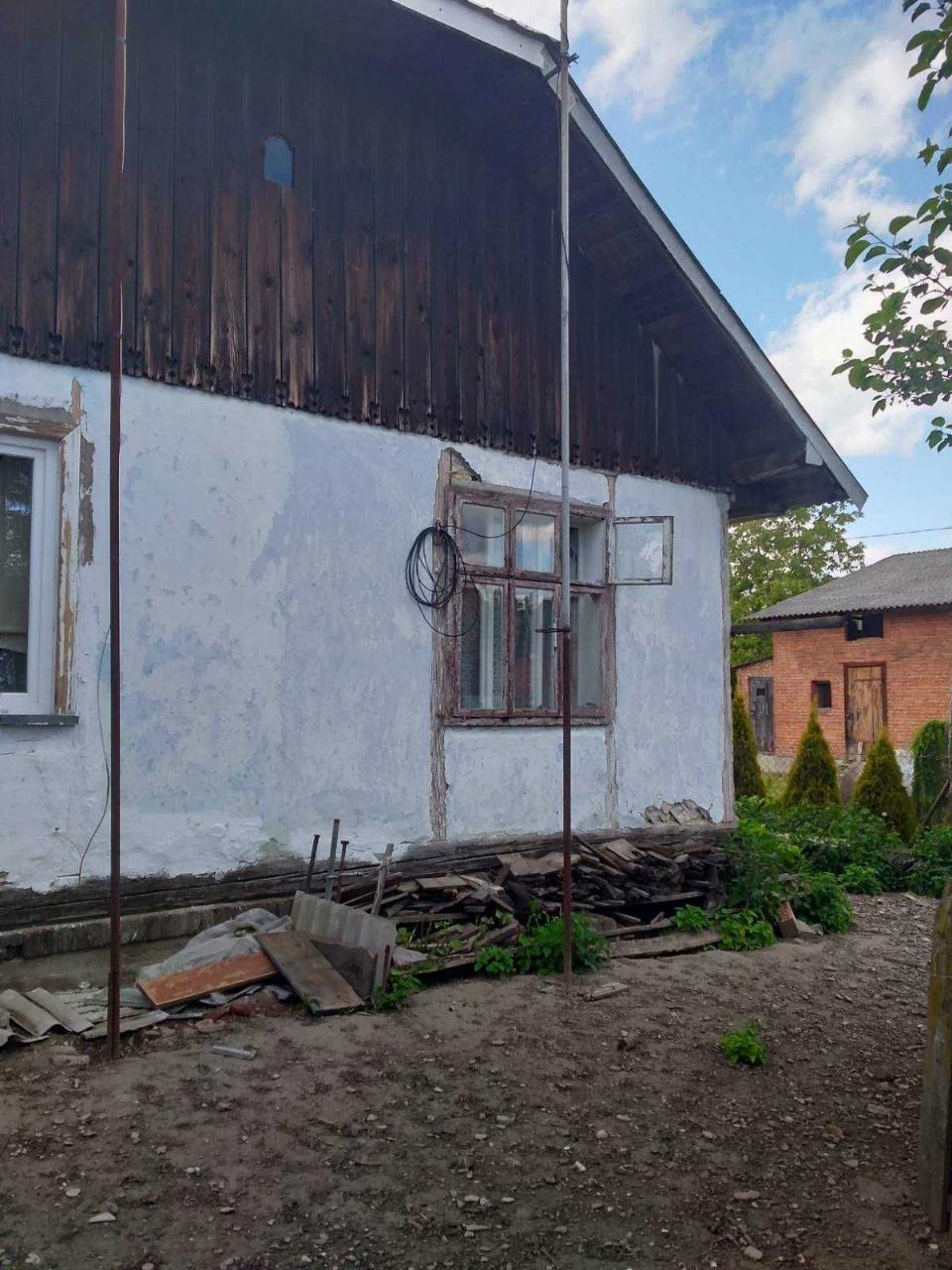 Продається  половина будинку